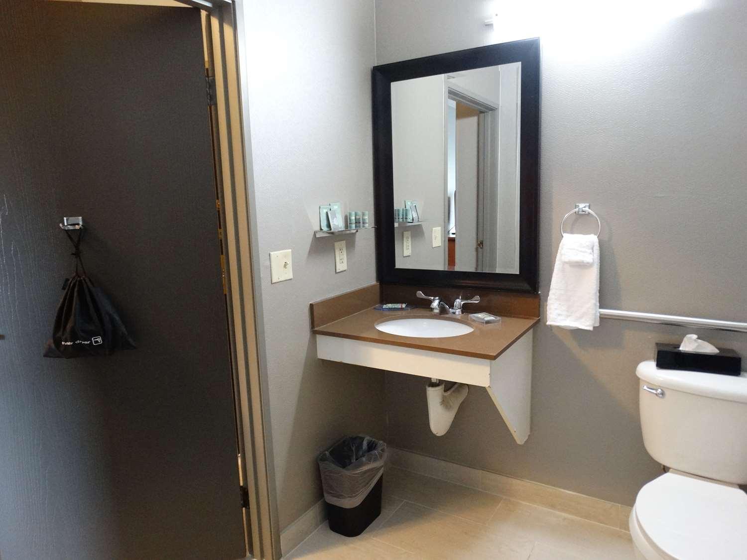 Best Western Wichita Northeast Екстериор снимка