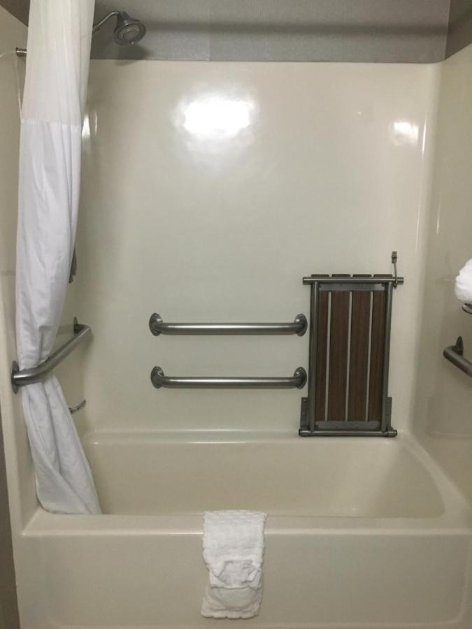 Best Western Wichita Northeast Екстериор снимка